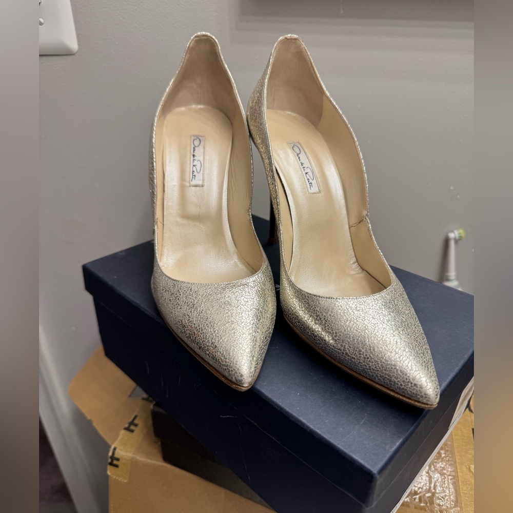 Elegant Silver Pumps by Oscar de la renta
